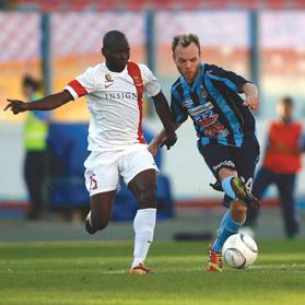 Lateef Elford-Alliyu (left), scorer of Valletta&rsquo;s winner, puts pressure on Sliema midfielder Paltemio Barbetti.