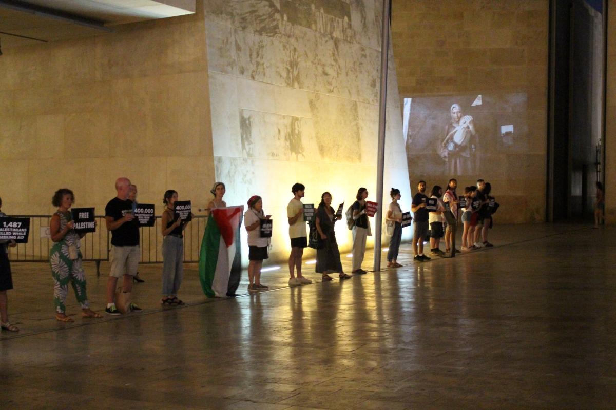 Protestors lined the outside of Parliament holding up placards and flags. Photo: Moviment Graffiti.