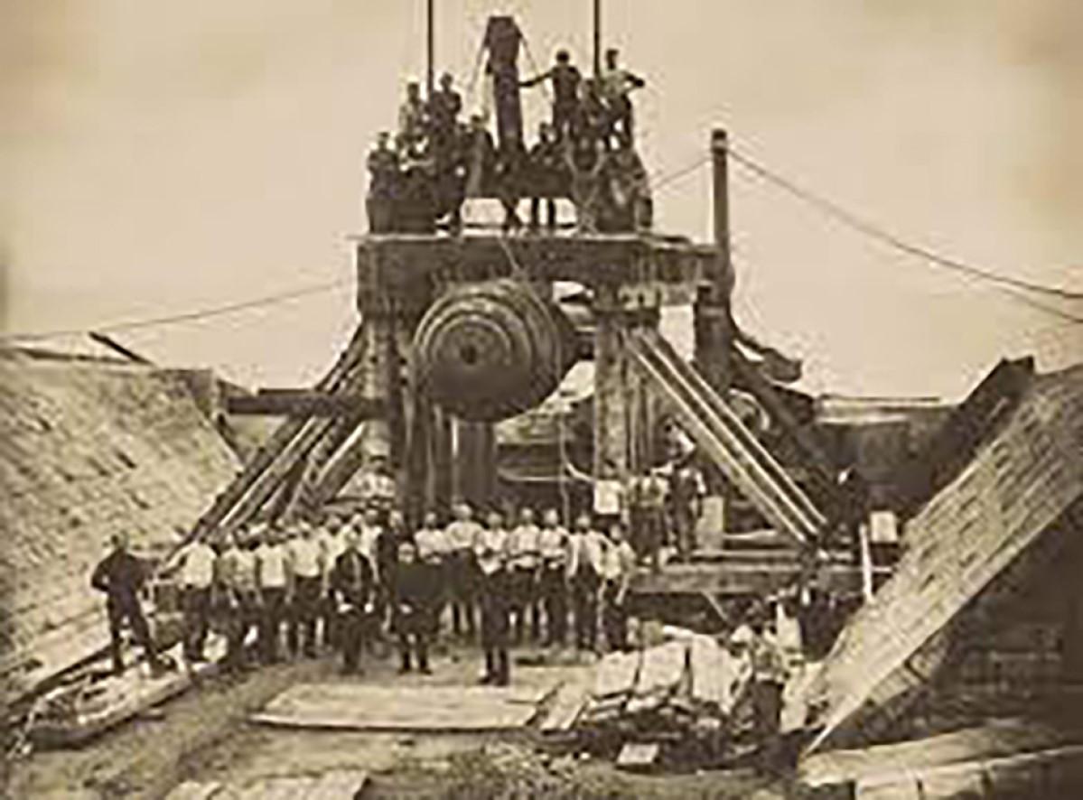 Mounting the 100-ton gun in place at the Rinella Battery on January 12, 1884.
