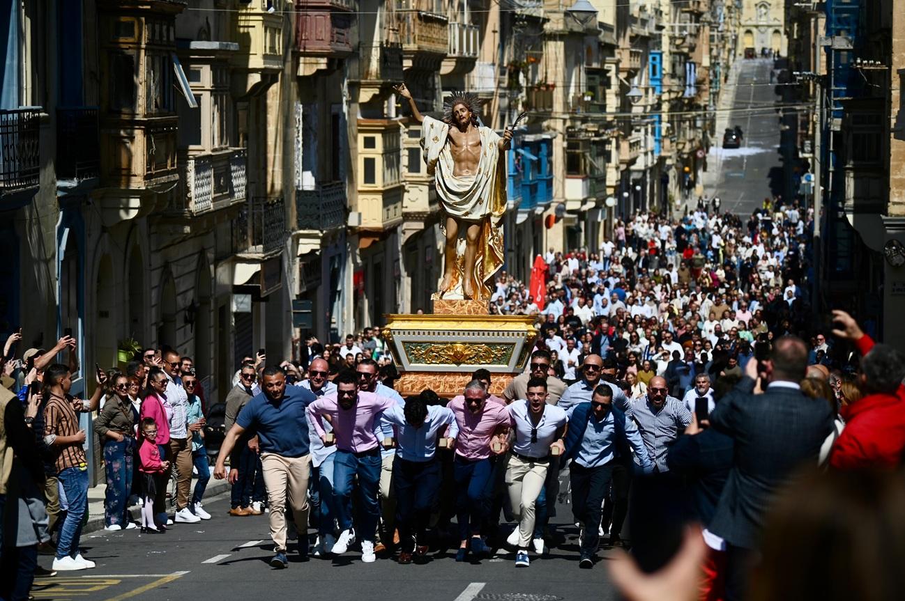 People cheering as men carry the statue through the streets of Senglea. Photo: Jonathan Borg