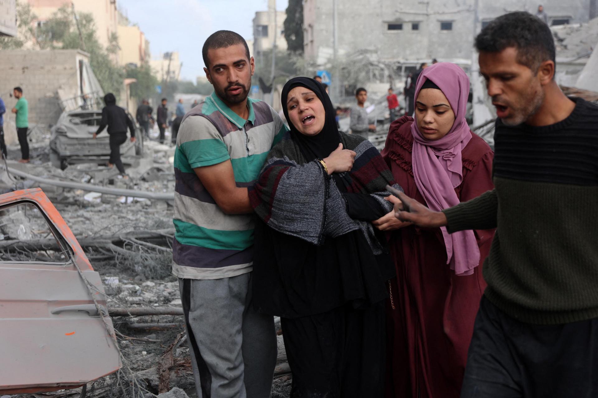 A Palestinian woman reacts upon identifying the body of a victim after it was dug out from the rubble. Photo: AFP
