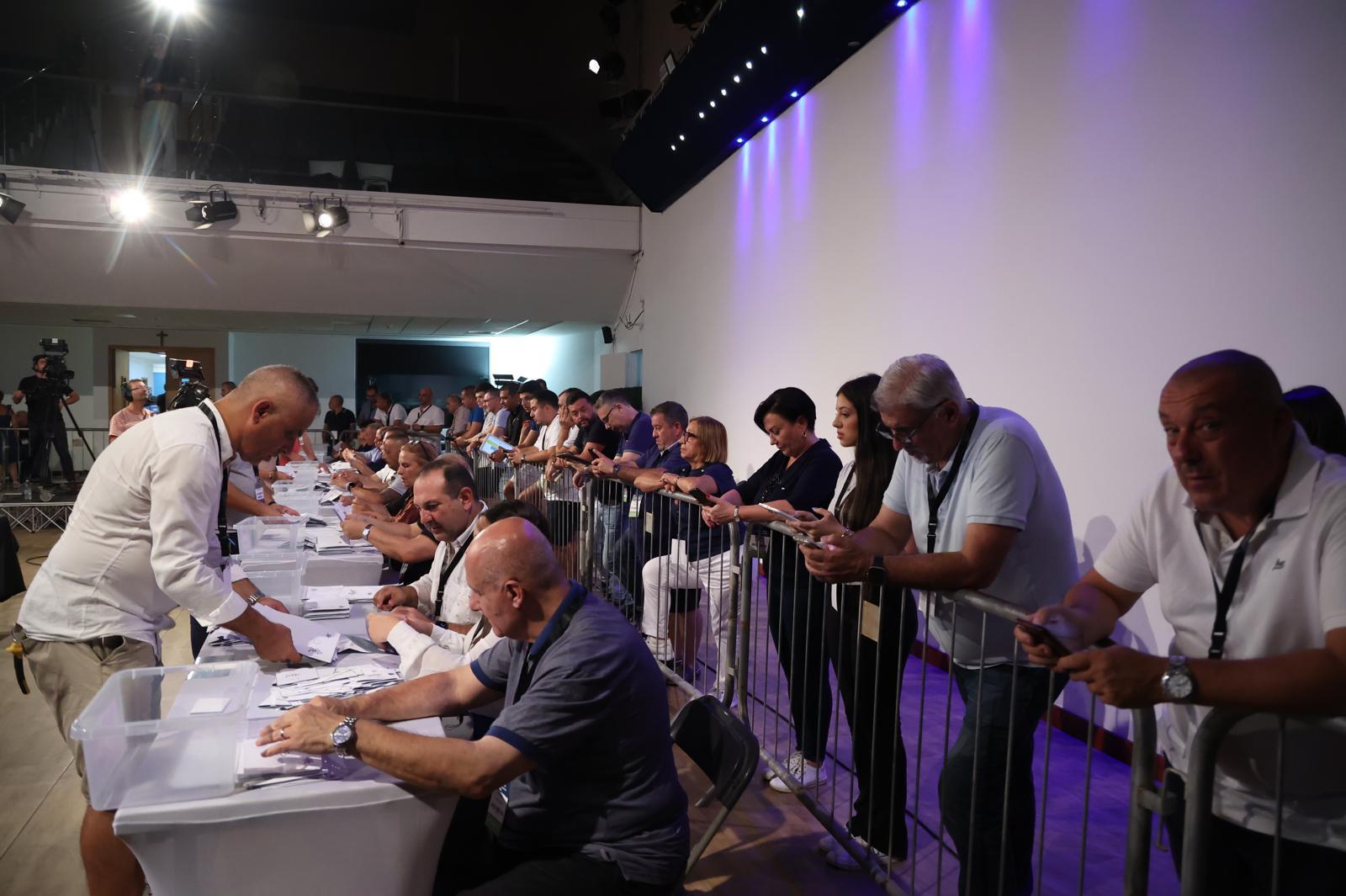 The sorting process. Photo: PN