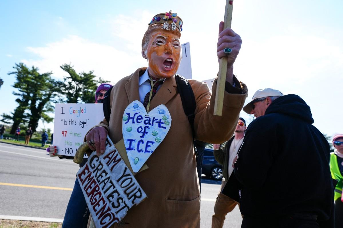 Demonstrators prepare to walk across the Memorial Bridge from Arlington, Virginia into Washington, DC, during the "No Kings" national day of protest on March 28, 2026. Photo: AFP