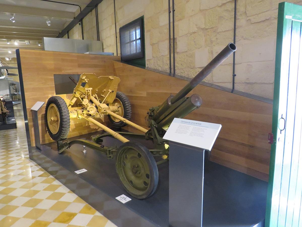 The Cannone da 47/32 M1935 anti-tank gun next to the German 3.7cm PaK 35/36 anti-tank gun as they were exhibited at the old National War Museum from 2015 onwards. Photo: National War Museum Archives