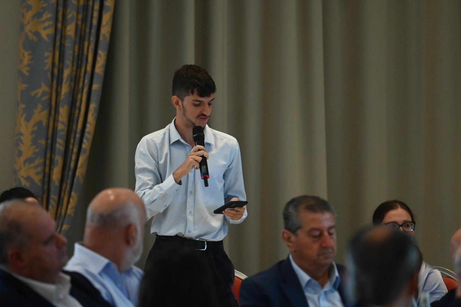 Michael Spiteri from KSU poses a question to Clyde Caruana. Photo: Jonathan Borg