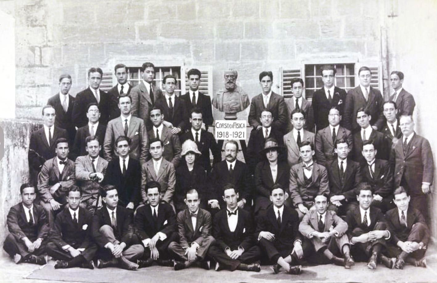 Graduation group of the university course in physics, 1921