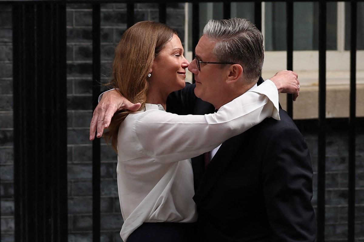 Keir Starmer embraces his wife Victoria outside 10 Downing Street. Photo: AFP