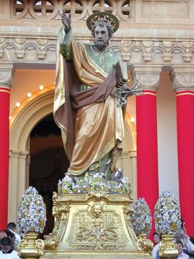 The titular statue of St Peter carved in wood by Ferdinando Stuflesser in 1959.