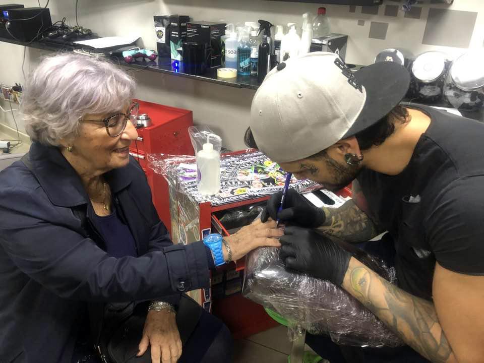 Lina Ross inked a heart on her finger.