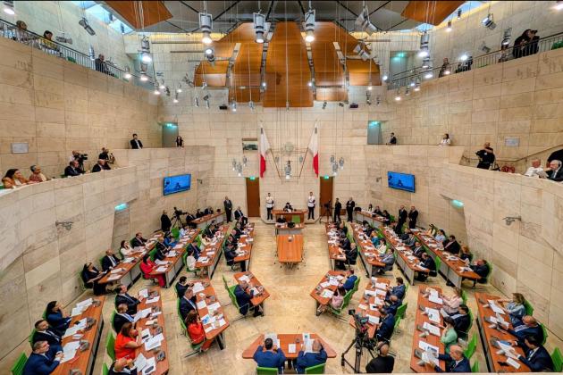 A strong economy above all else, government tells new parliament