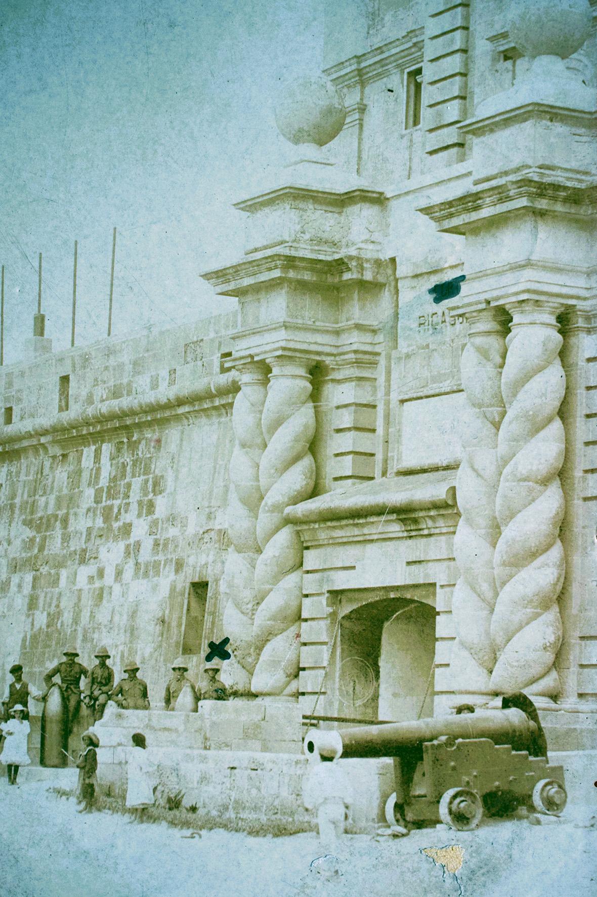 Two cannons guarding the gate of Fort Ricasoli. A 1909 postcard