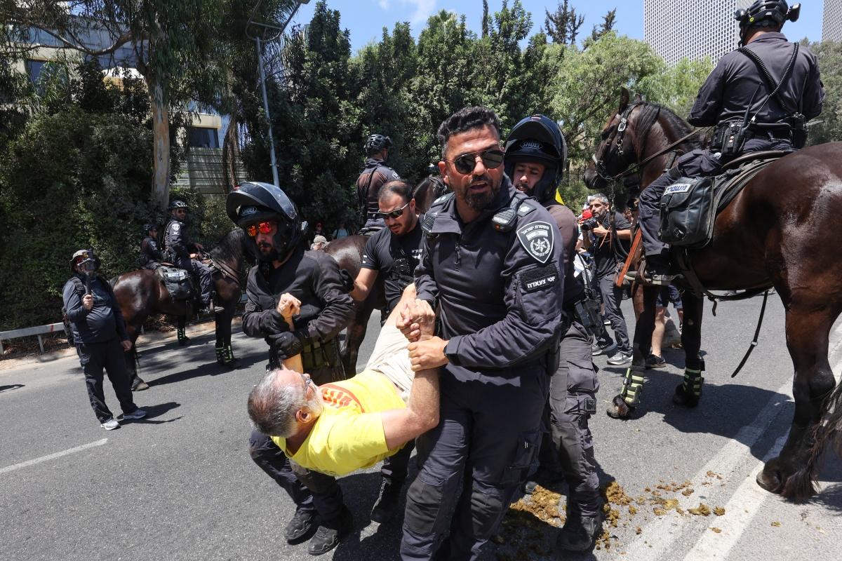Members of the Israeli security forces arrest a demonstrator, during an anti-government protest . Photo: GIL COHEN-MAGEN / AFP.