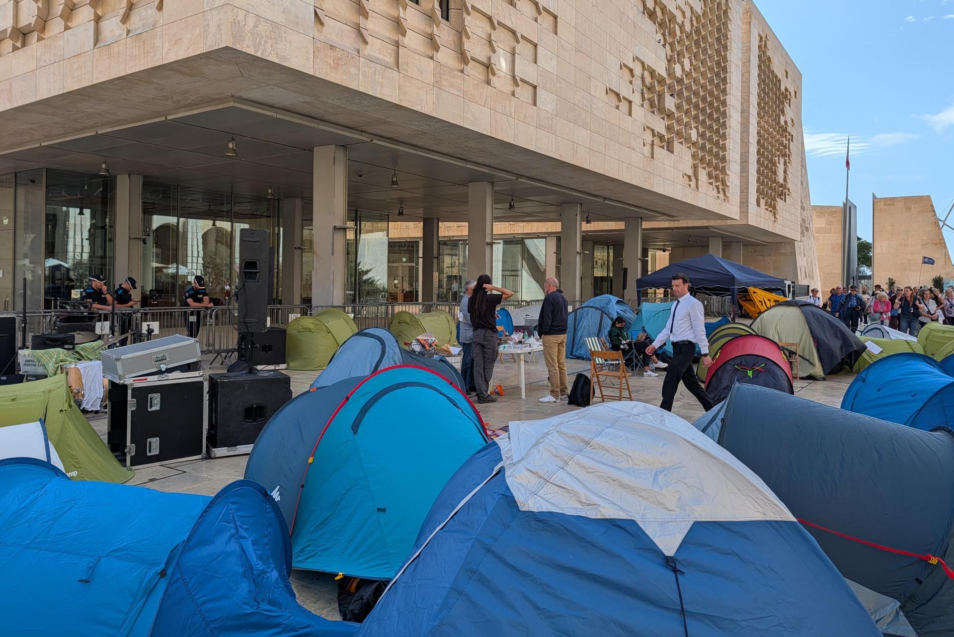 The demonstration continued on Monday morning, drawing mixed reactions. Photo: Chris Sant Fournier.
