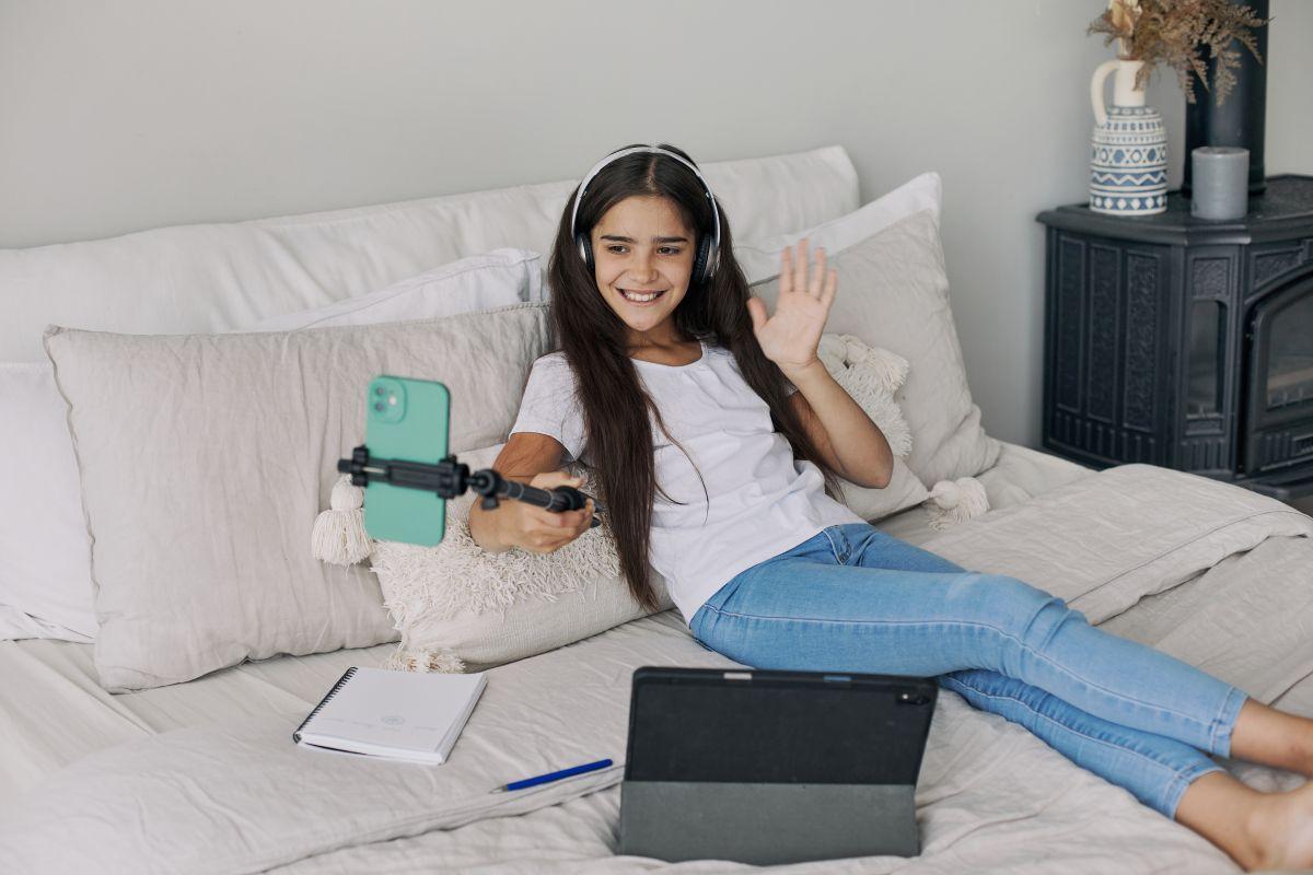 Girls continue to make use of social media more than boys. Photo: Shutterstock