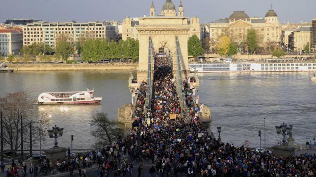 People protest against the bill that would undermine Central European University in Budapest. Photo: Reuters/Bernardett Szabo
