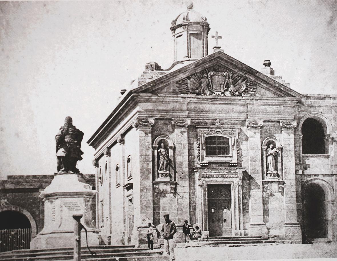 An 1870s photograph by Richard Ellis of Grand Master Vilhena&rsquo;s monument and St Anthony&rsquo;s chapel
