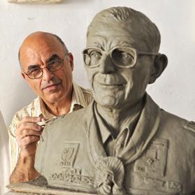 Ġanni Pace working on the clay bust of John Mizzi.