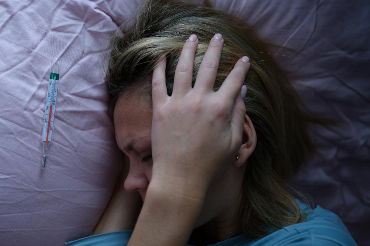 Meningitis can cause a high temperature, a headache and chills, among other symptoms. Photo: Shutterstock.