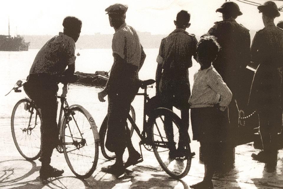 Spectators watching the Ohio berthing in Grand Harbour in WWII.