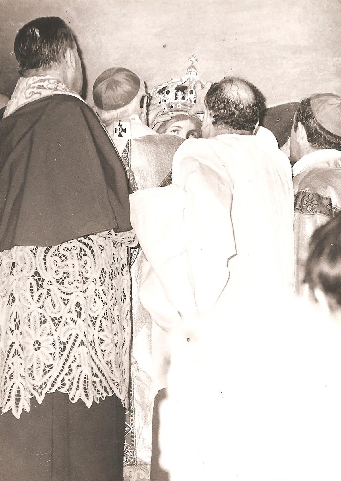 The solemn moment of coronation by Archbishop Mgr Michael Gonzi (second from left), as Archpriest Rev. Fr Bartholomeo Bezzina (first from left) and Auxiliary Bishop Mgr Joseph Mercieca (first from right) look on.
