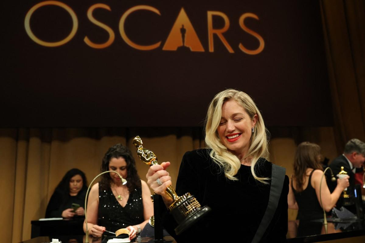 US producer Sara Murphy holds her Oscar for Best Picture for One Battle After Another. Photo: AFP