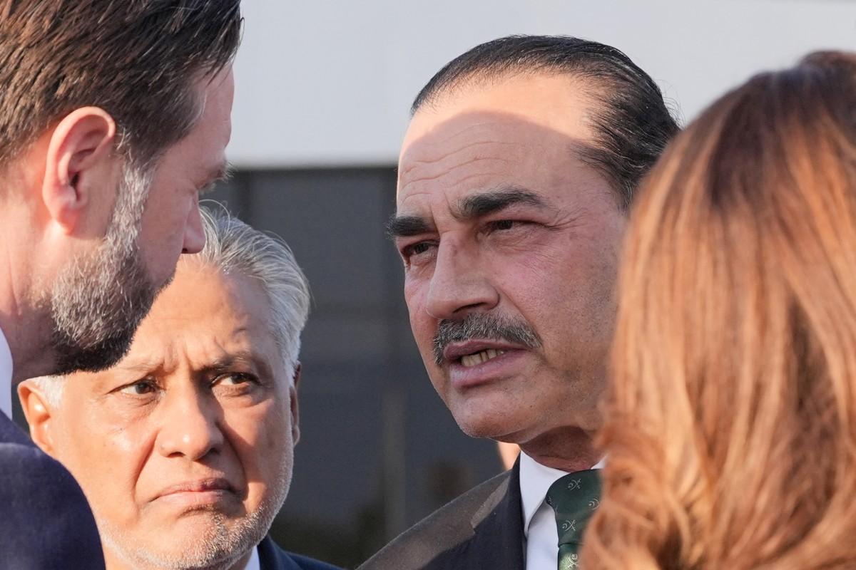 JD Vance (L) talks to Pakistan's Chief of Defence Forces Field Marshall Asim Munir (R) and Deputy Prime Minister Mohammad Ishaq Dar (C) before boarding Air Force Two after attending peace talks. Photo: AFP