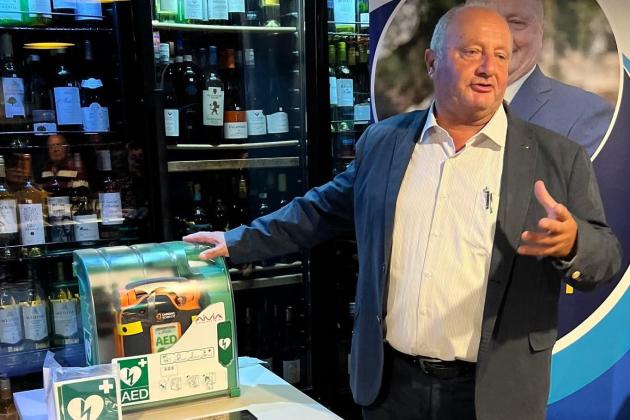 Candidate spends campaign funds on public defibrillator instead of flyers