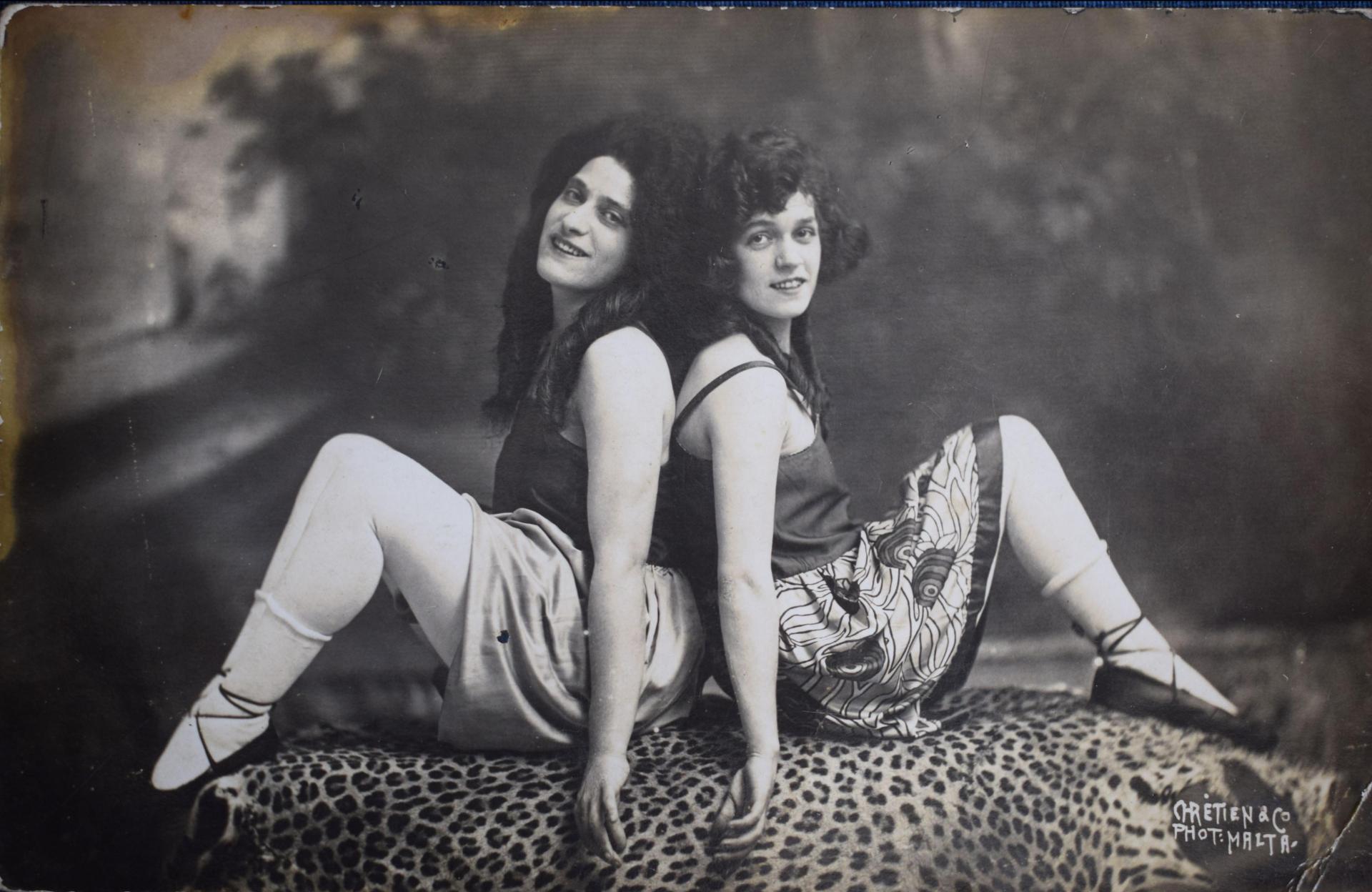 Transvestite entertainers in Strada Stretta before WWII. Author&rsquo;s collection