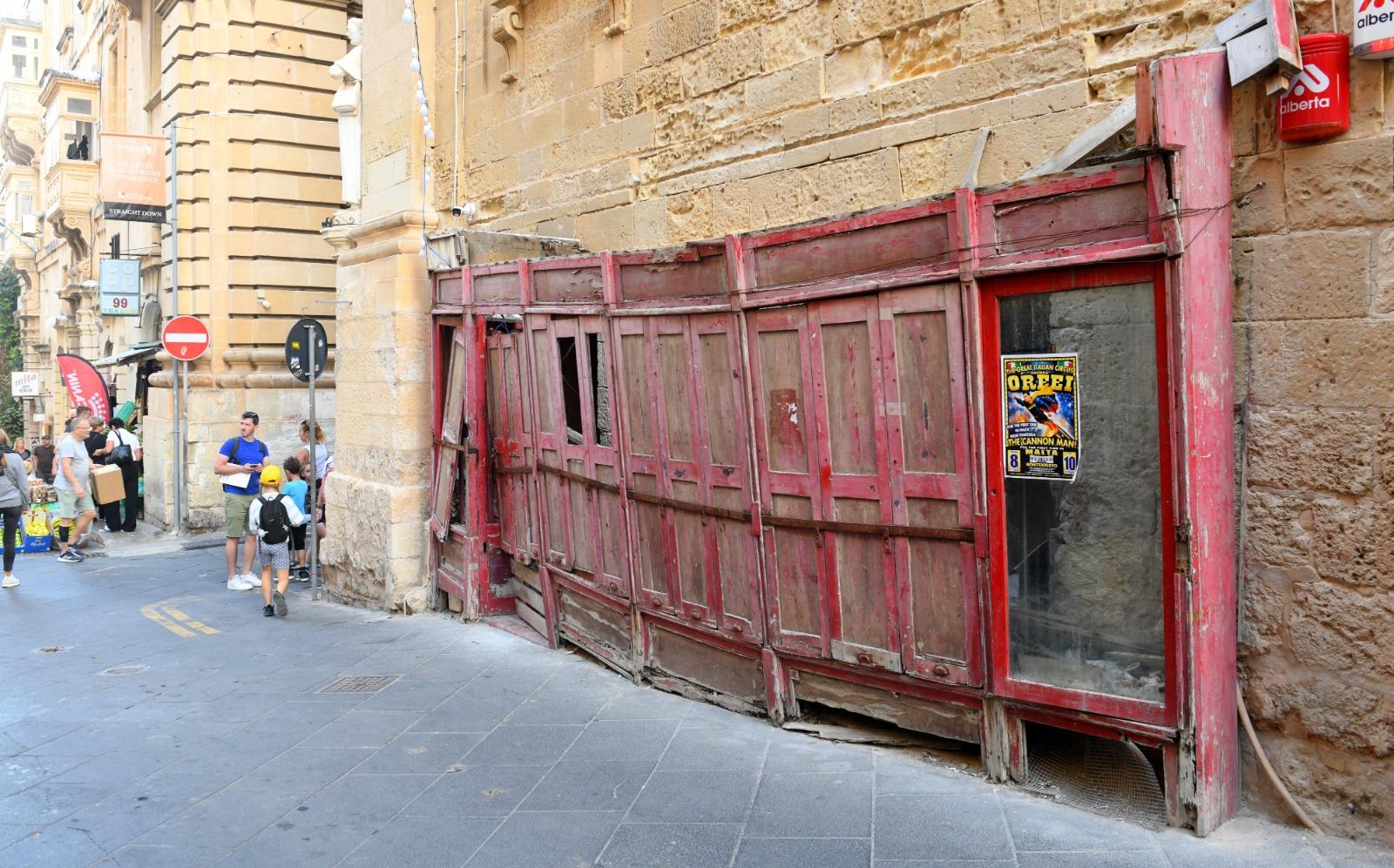 The fa&ccedil;ade left to deteriorate in 2025.