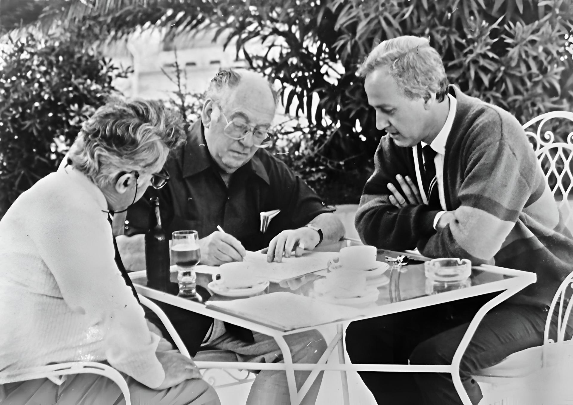 Elio Lombardi together with one of his actors, the late Leslie Gladwish (right), and film director Michael Klinger (centre). File photo