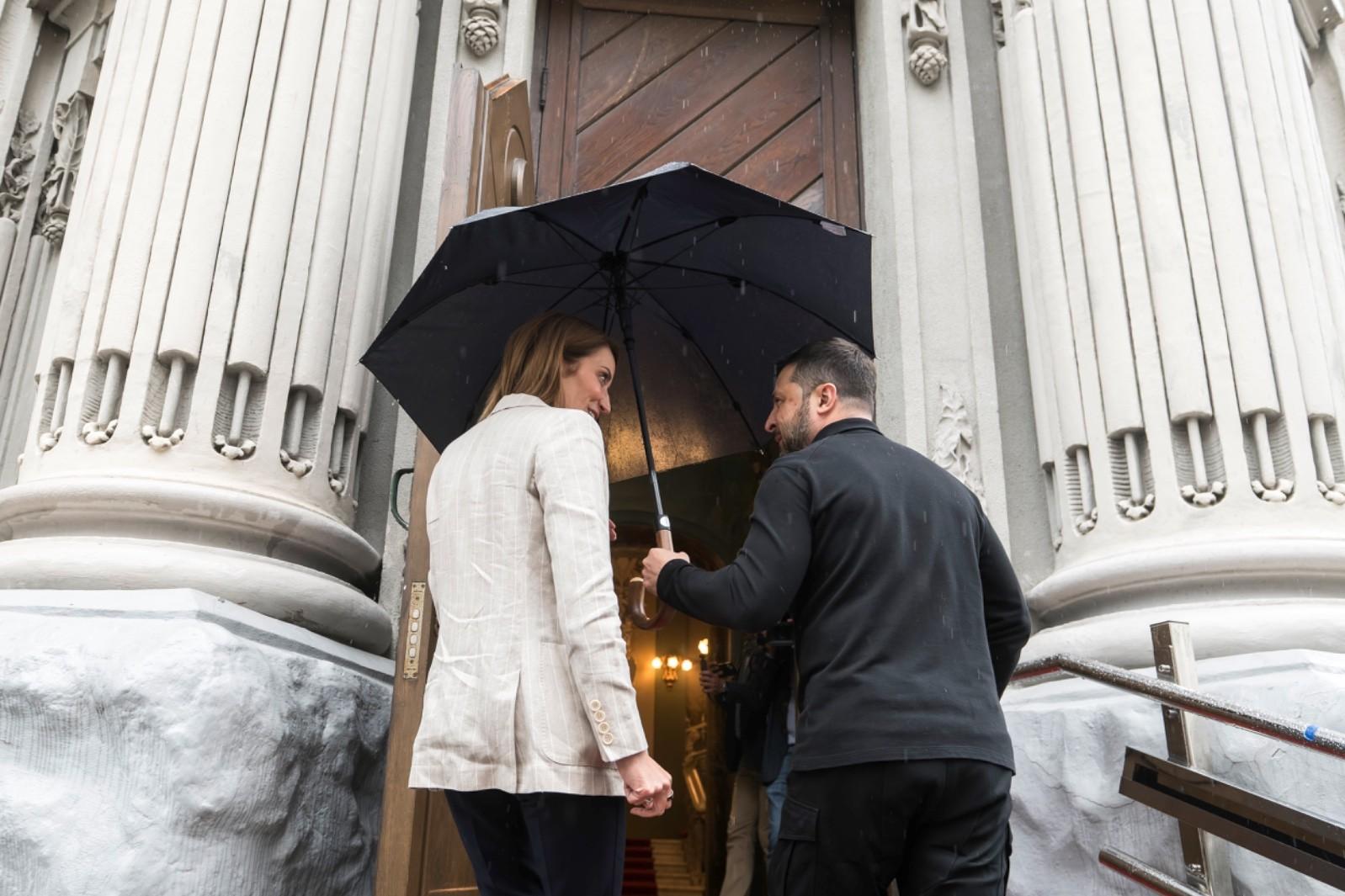 President Volodymyr Zelensky and Roberta Metsola have a quiet word in Kyiv.