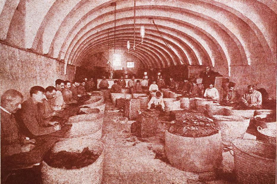 The tobacco blending machinery in the Cousis factory, 1914.