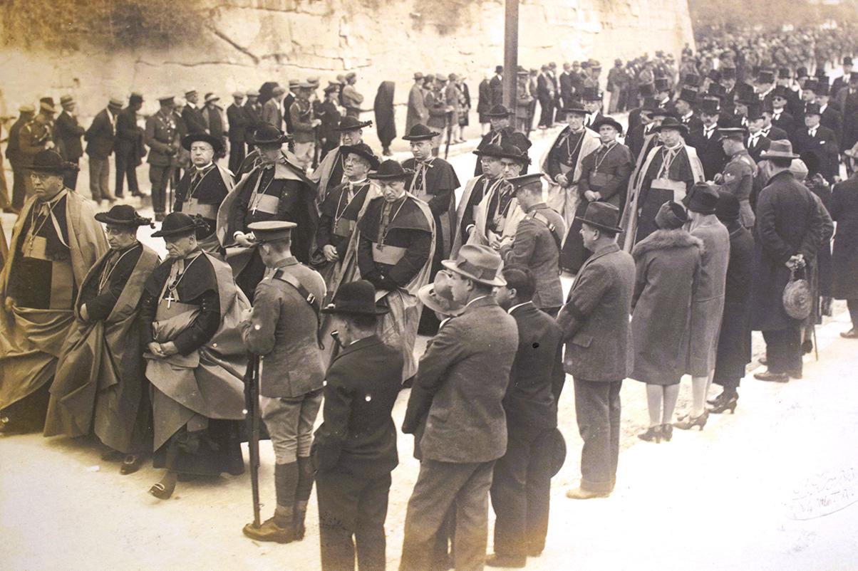 Salvatore Lorenzo Cassar&rsquo;s postcard of the higher clergy in Congreve&rsquo;s funeral cort&egrave;ge.