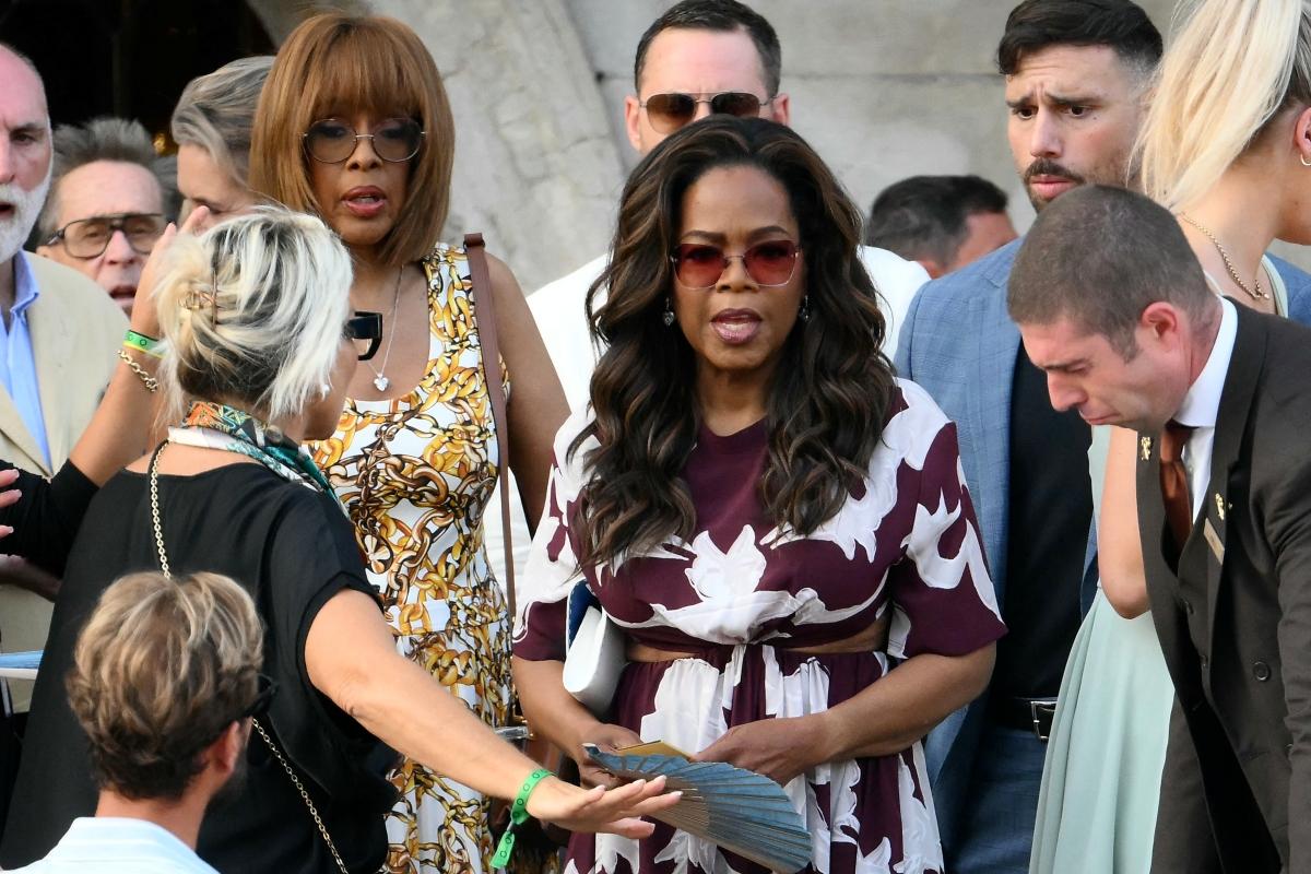 US journalist Gayle King (L) and US talk show host Oprah Winfrey get on a taxi boat as they leave the Gritti Palace Hotel ahead of the wedding. Photo: Marco BERTORELLO / AFP.