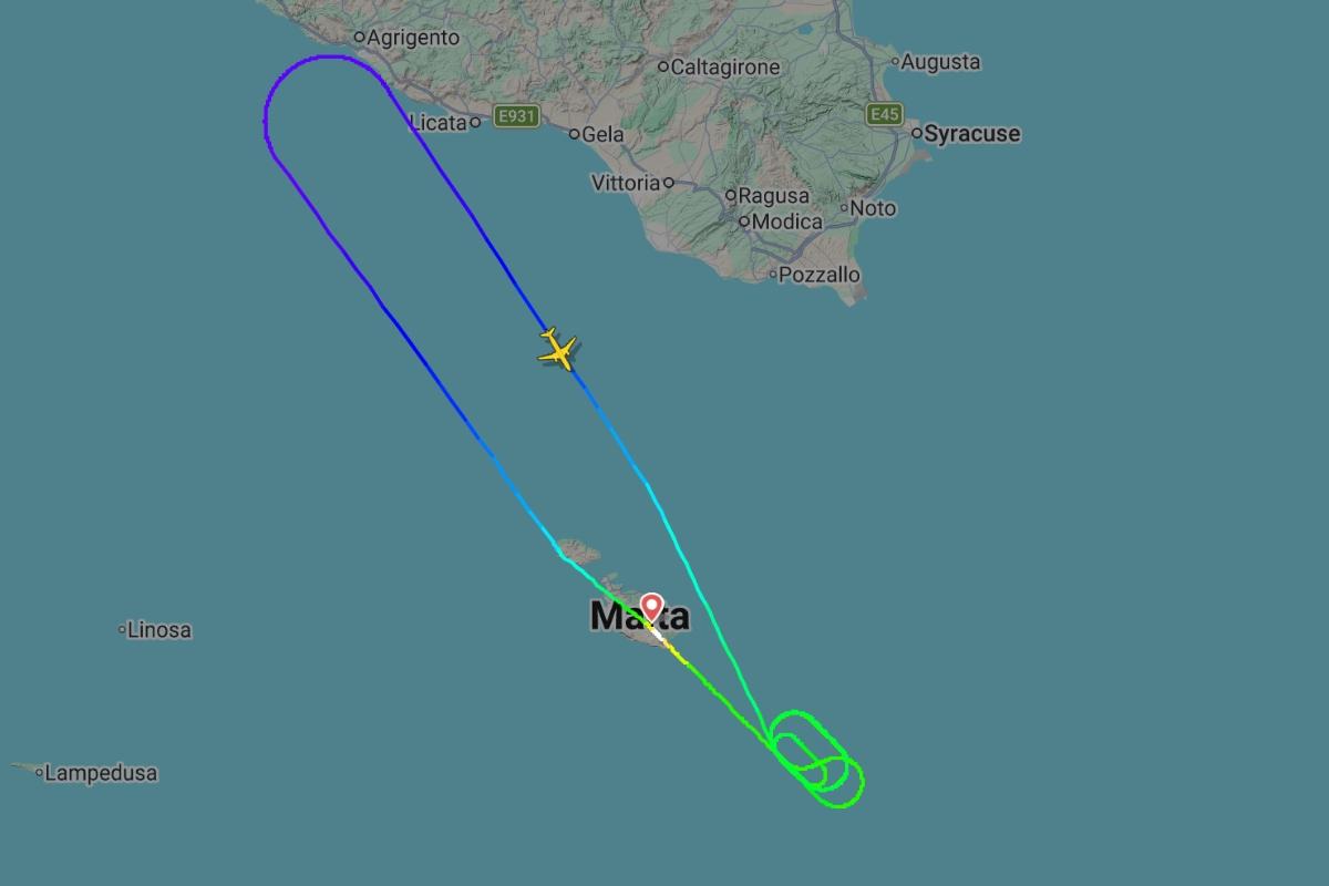 The plane looped past Sicily on its way to Malta. Screenshot: FlightRadar24.