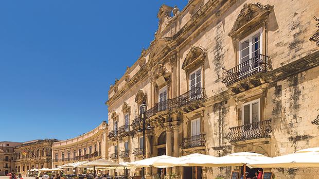 Cathedral Square on the island of Ortigia (included in the Unesco World Heritage List). On the right is the Palace of Beneventano del Bosco.