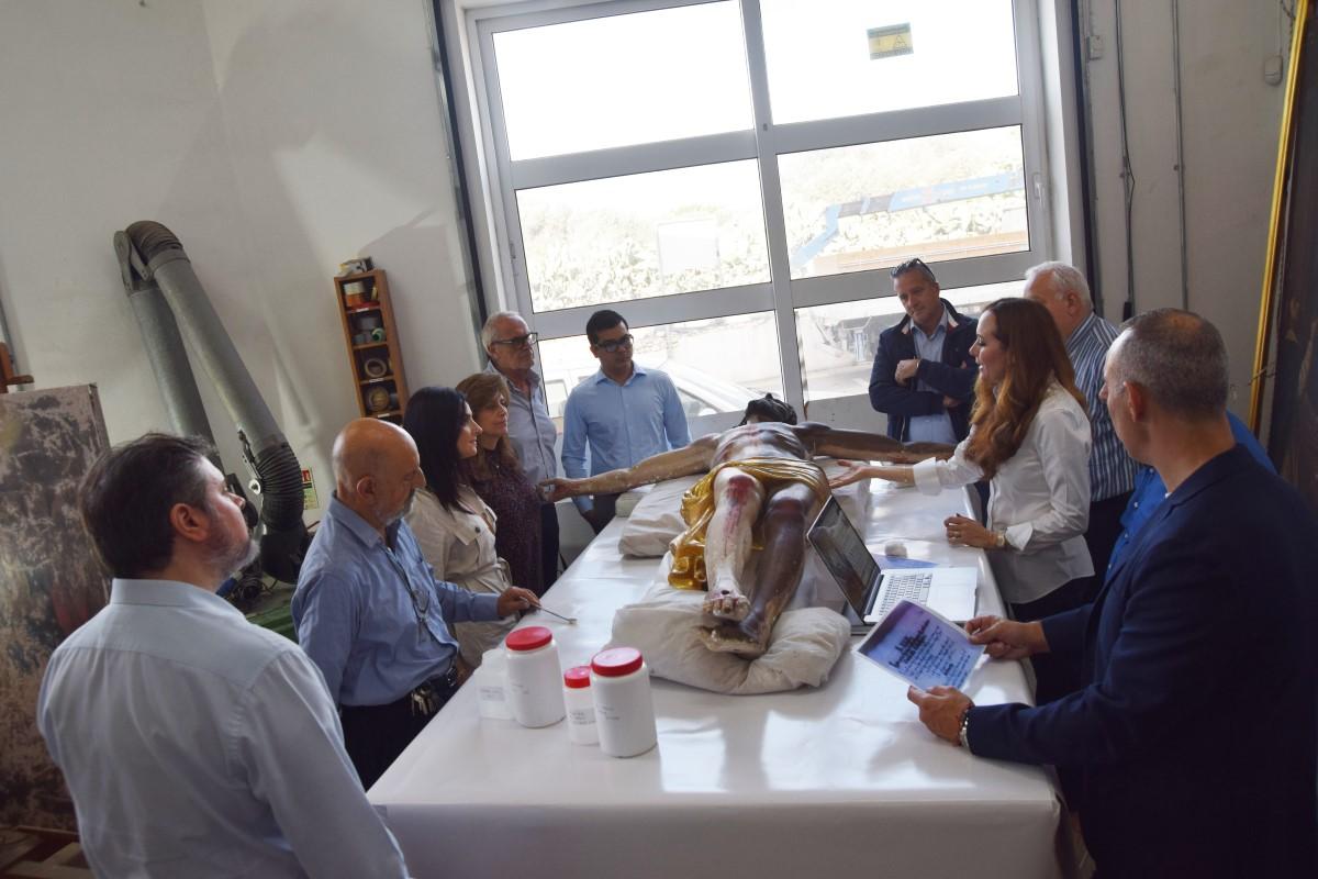 Directors and employees of the Tumas Group during a visit to the conservation laboratory to follow the progress of the ongoing restoration of the Crucifix.