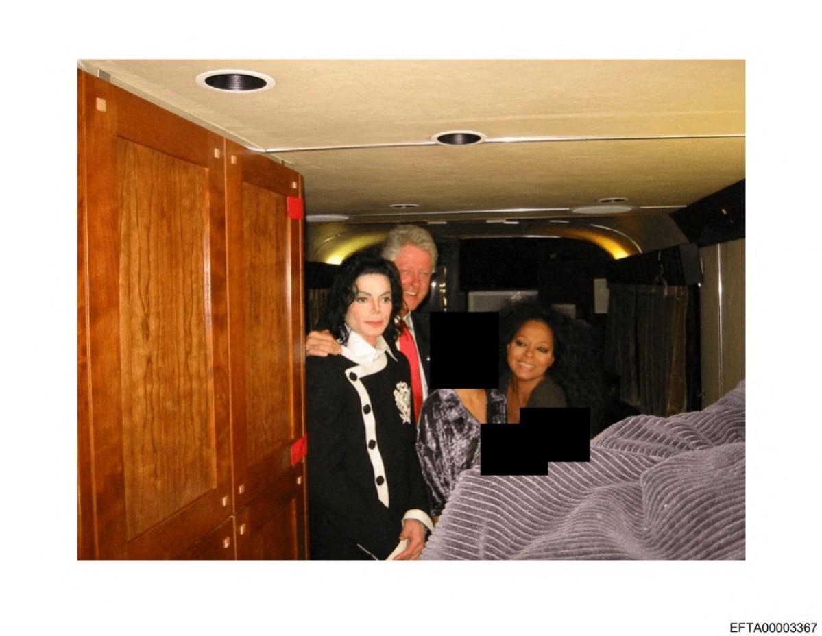 Former US president Bill Clinton (C) with US singers Michael Jackson (L) and Diana Ross. Photo: AFP