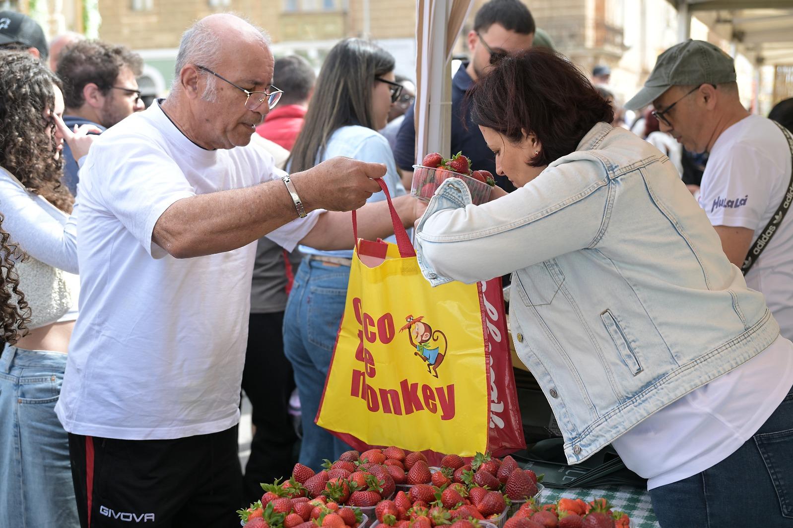 Many were eager to get their hands on punnets of strawberries. Photo: Matthew Mirabelli.