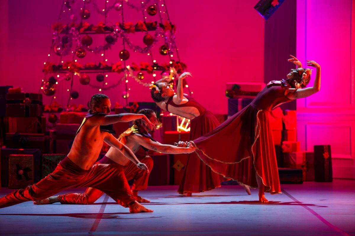 The work combines expressive physicality, theatrical nuance and imaginative stage design.