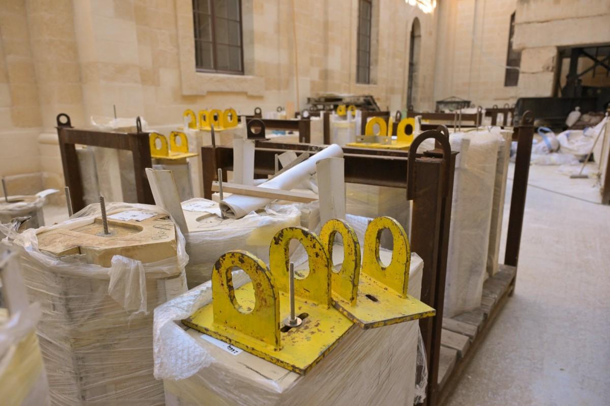 Bubble-wrapped stone blocks for the facade