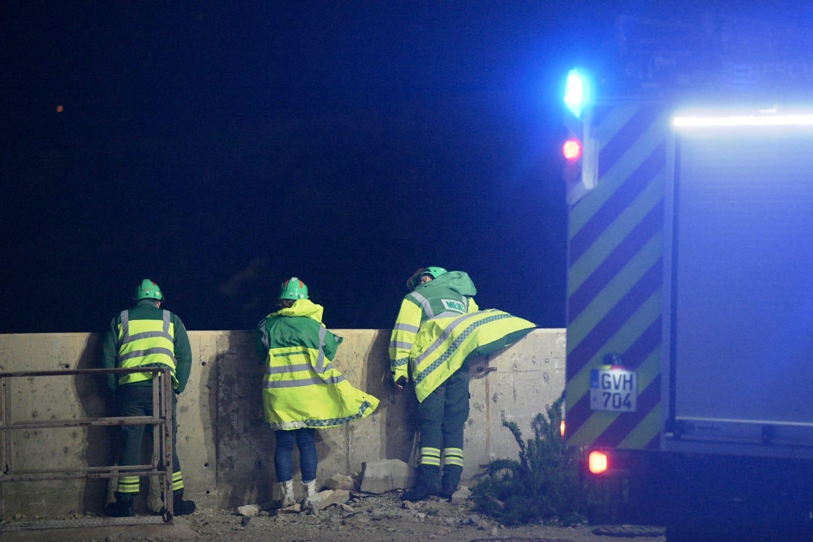 Emergency responders stayed at the scene overnight. Photo: Matthew Mirabelli