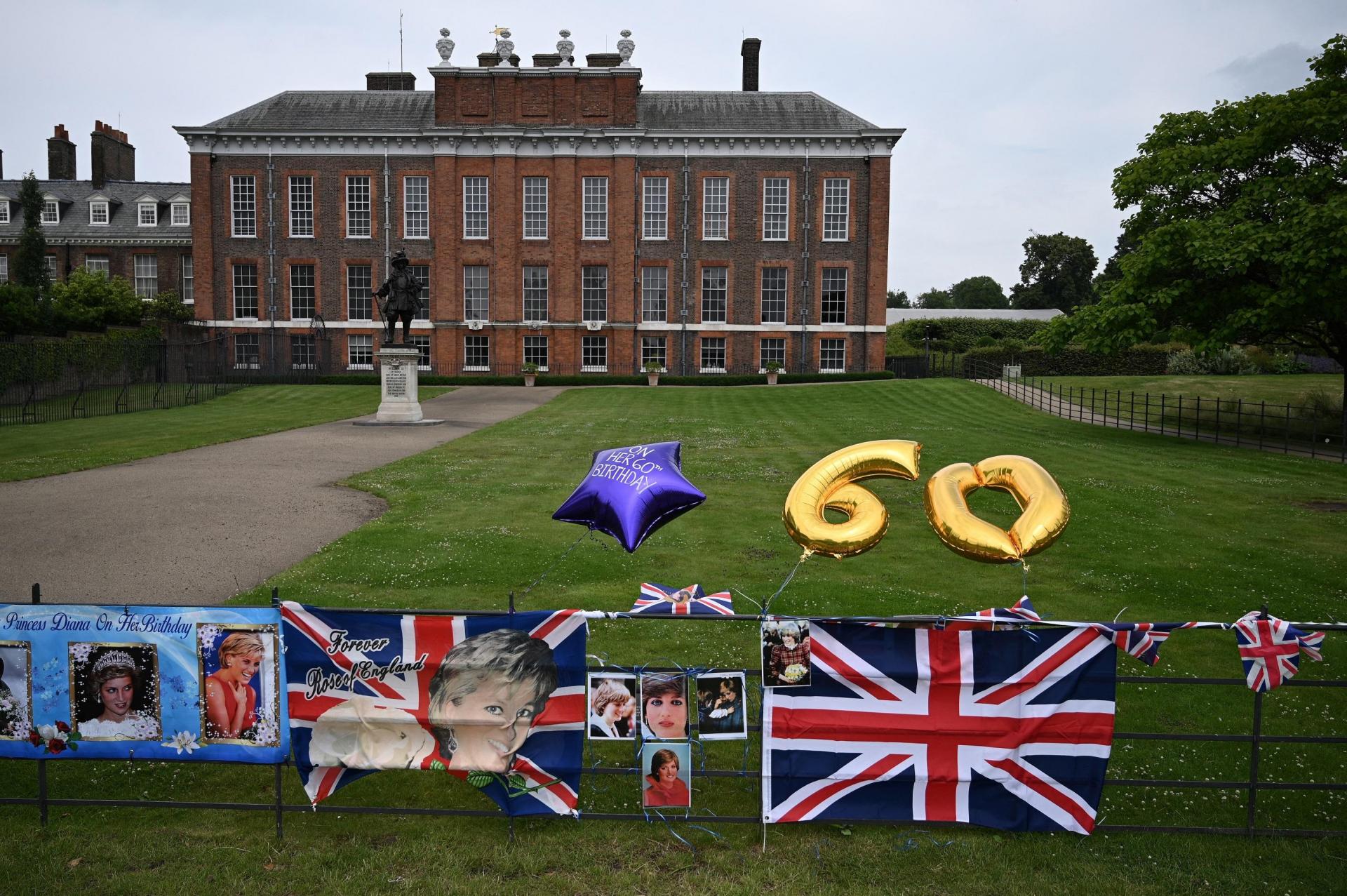 Tributes are attached to the gates of Kensington Palace to celebrate what would have been Princess Diana's 60th birthday in London on July 1, 2021. Photo: Daniel Leal-Olivas / AFP