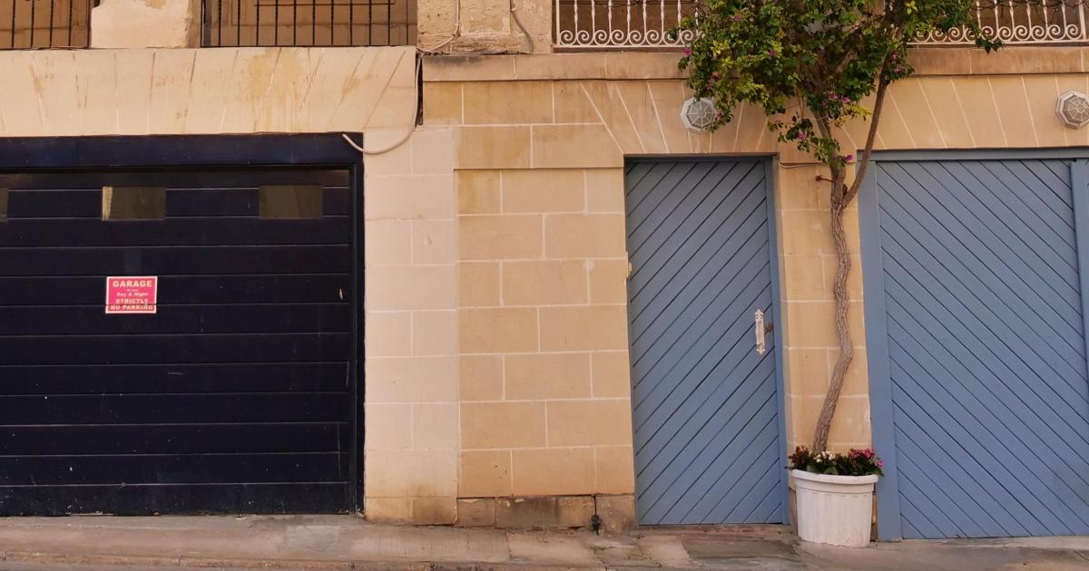 Man who hasn't spoken to daughter in 20 years charged with breaching bail