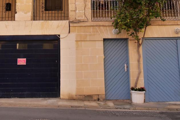 Man who hasn't spoken to daughter in 20 years charged with breaching bail