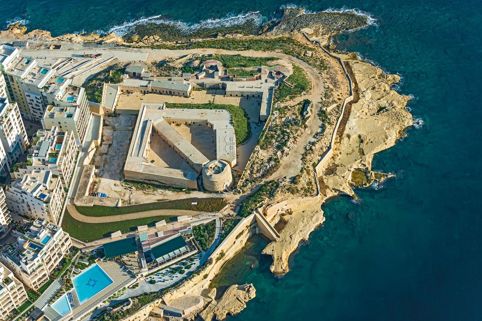 Fort Tign&eacute; is to be handed back to the government after having been earmarked for development into a hotel by Joseph Portelli.
