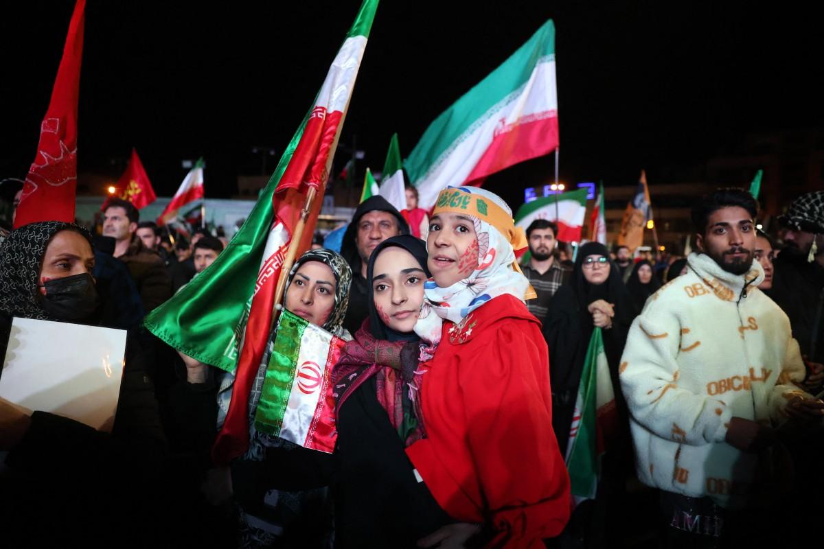 Iranians react after a ceasefire announcement at the Enqelab square, in Tehran, on April 8. Photo: AFP