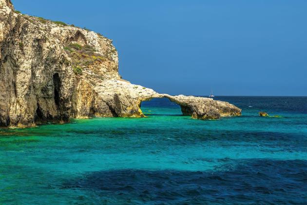 Kayaker says she spotted crack two weeks ago in Comino arch that collapsed
