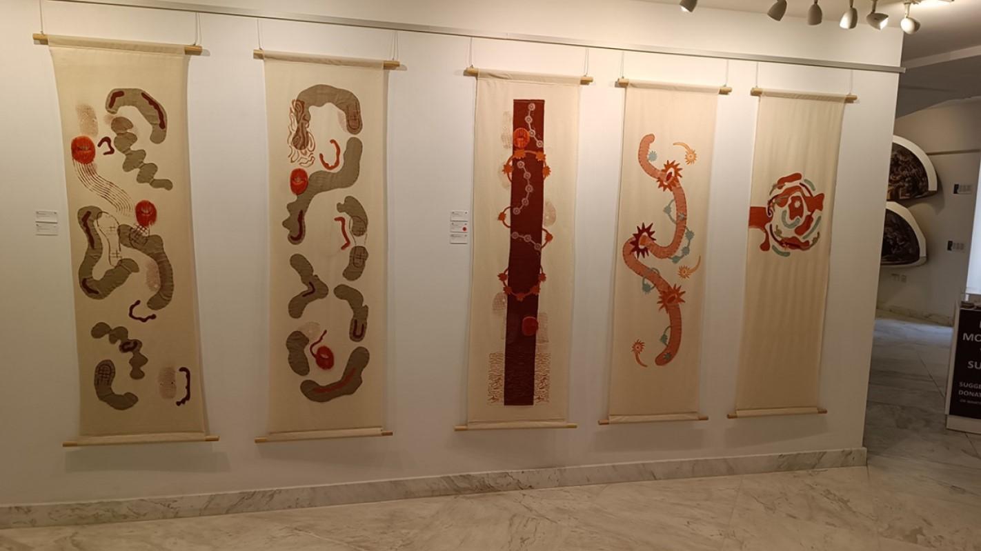The exhibition consists of around 50 works, including fabric collages, lino-printed motifs, intaglio prints on paper, 3D-printed lamps, acrylic and pencil, ink and pastel.