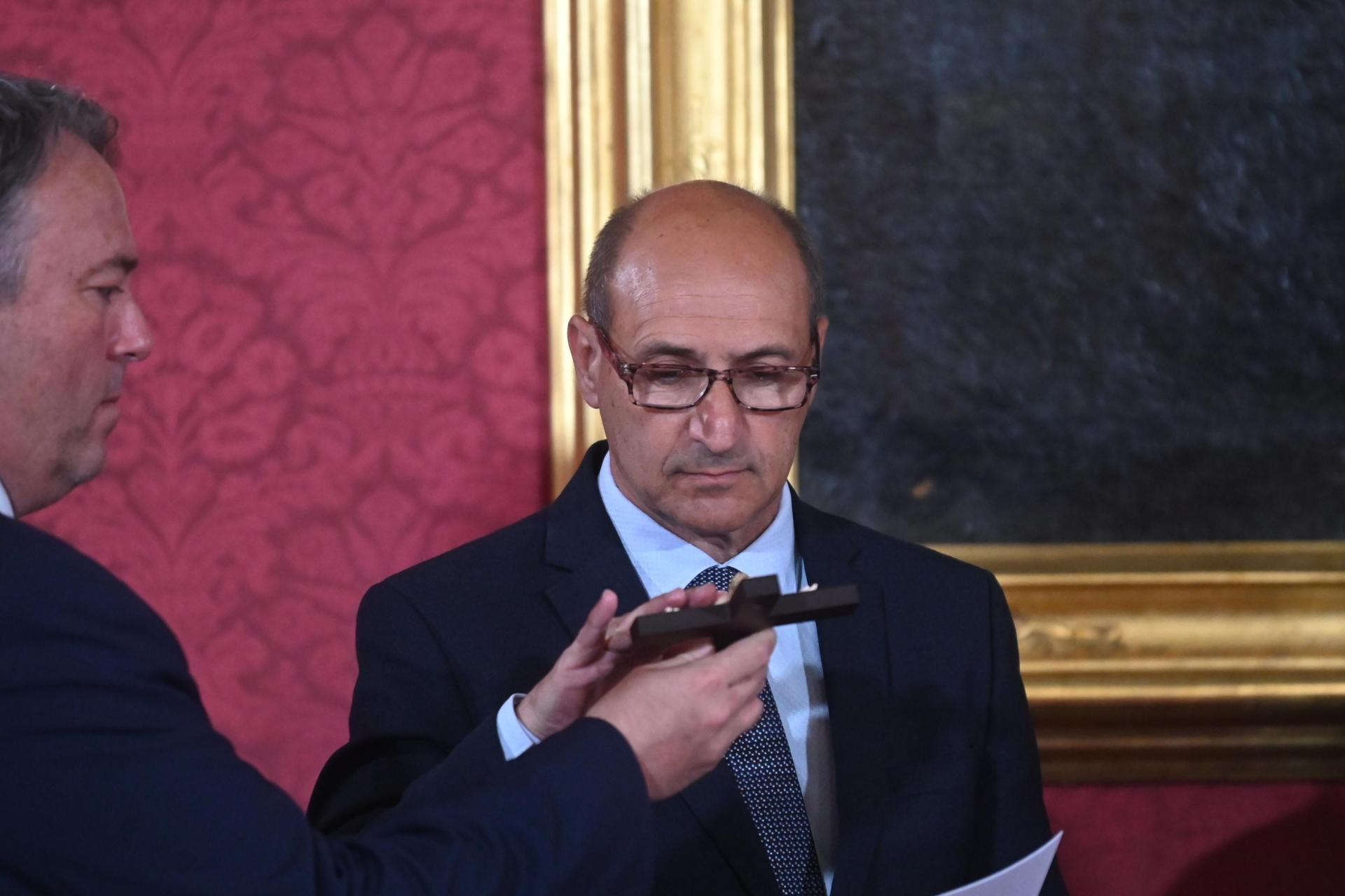 Chris Fearne puts his hand on the cross as he swears in as Foreign and European Affairs Minister. Photo: Jonathan Borg
